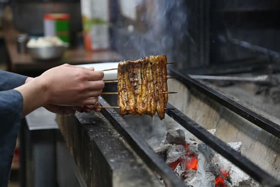 うなぎを備長炭で焼き上げる